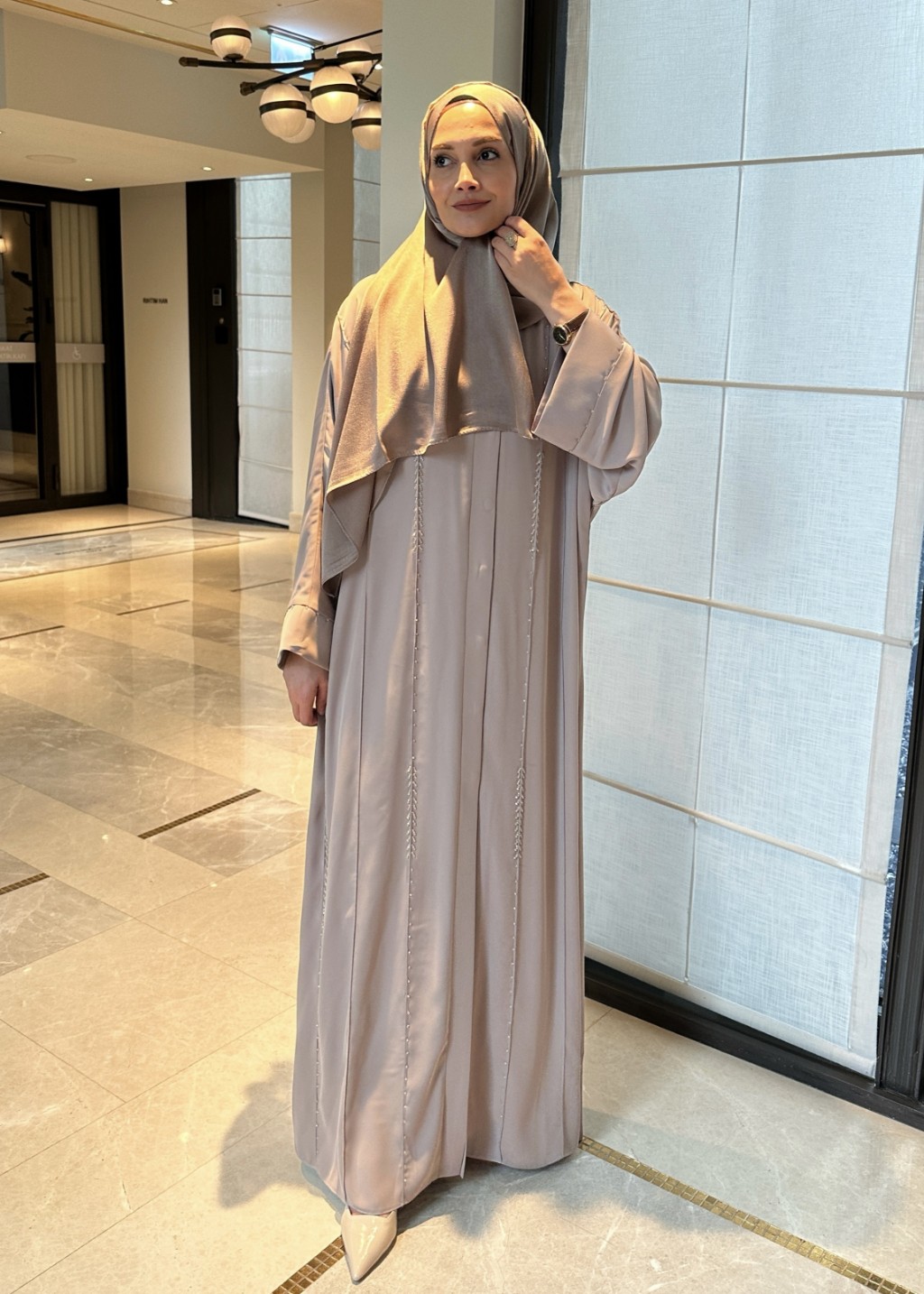 Aura Taşlı Abaya Krem